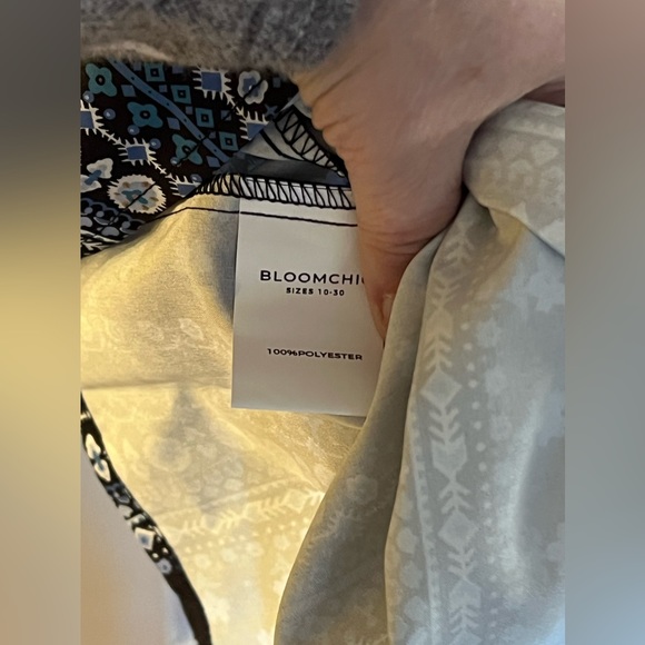 Bohemian Bandanna print w/dolman sleeves with ruffles. Deep-V neck and pockets! - Picture 8 of 8